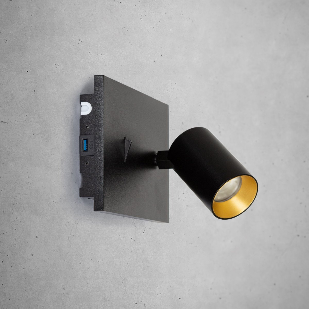 Moderner Wandspot Mila mit USB-Anschlüssen und Ein/Aus-Schalter in schwarzer Farbe