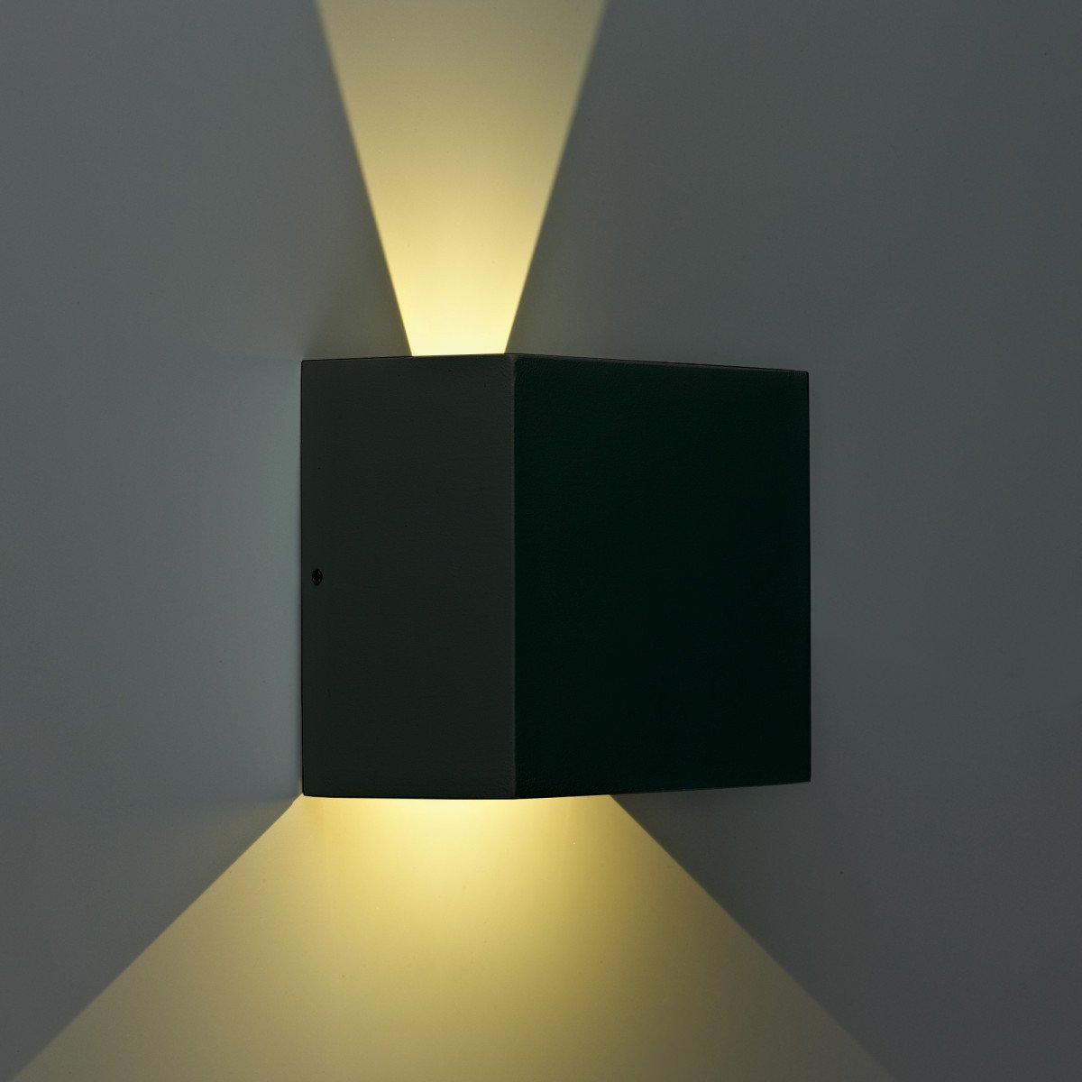 Modernen Wandleuchte Channel II LED Schwarz  Wandstrahler hat 4 Klappen, mit denen Sie sowohl den oberen und unteren Lichtstrahls einstellen können, verbauten LED's