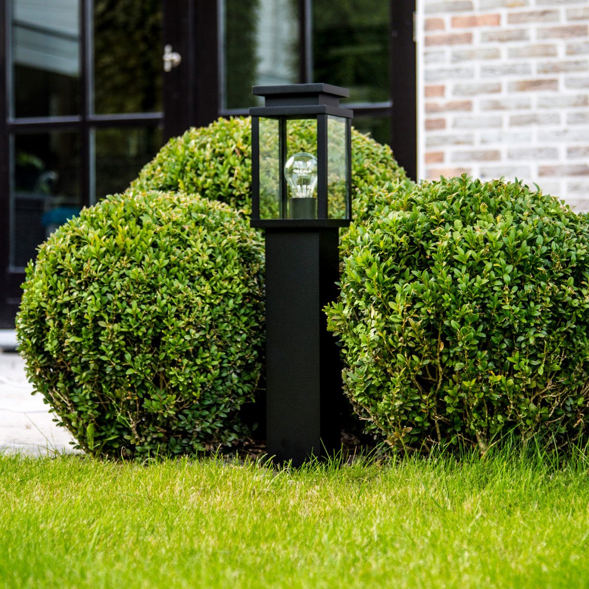 Moderne schwarze Gartenlaterne Jersey im kubischen Stil.