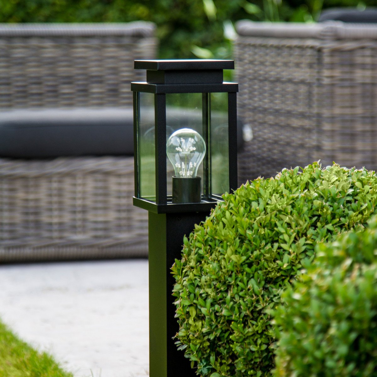 Moderne schwarze Gartenlaterne Jersey im kubischen Stil.
