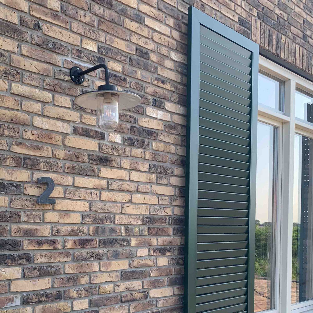 Schwarze Stallwandleuchte mit Bewegungsmelder – ländliches Design