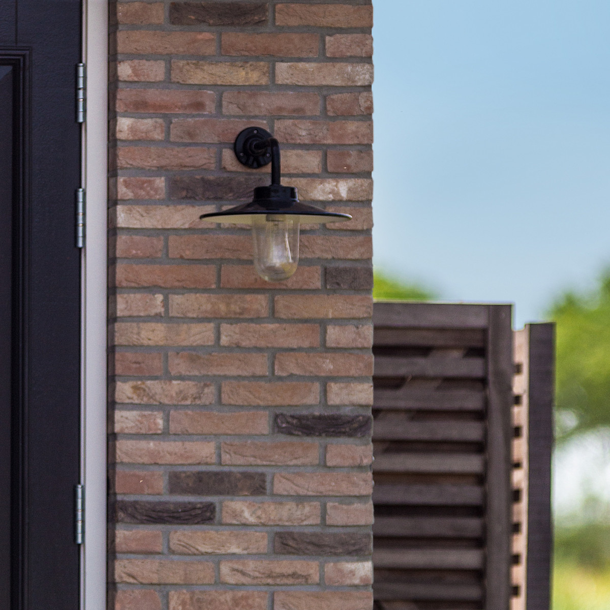 Schwarze Stallwandleuchte mit Bewegungsmelder – ländliches Design